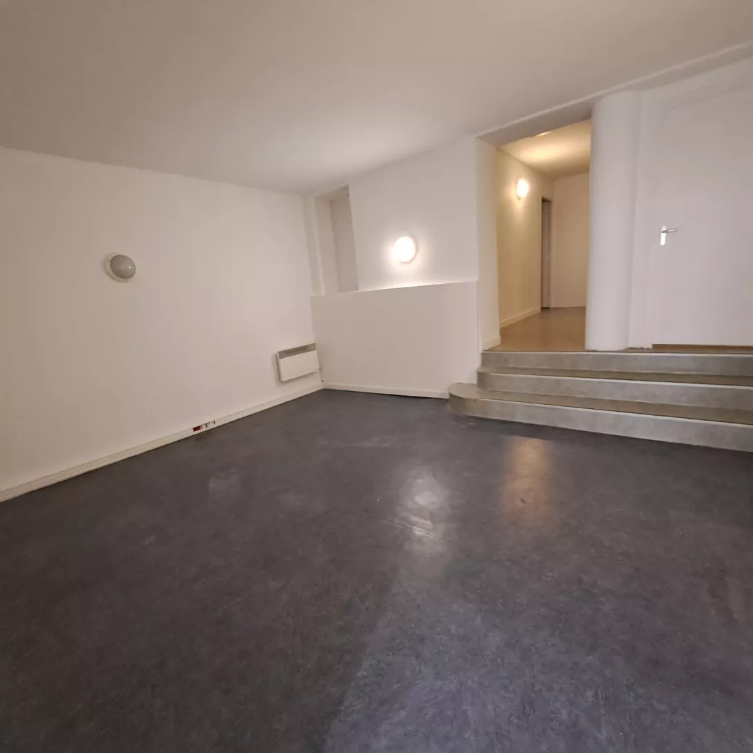  Location local-commercial  76.76m²  à Reims  (51100)  - ER.42139 - Galerie 1 - Ouvrir l'image en pleine taille